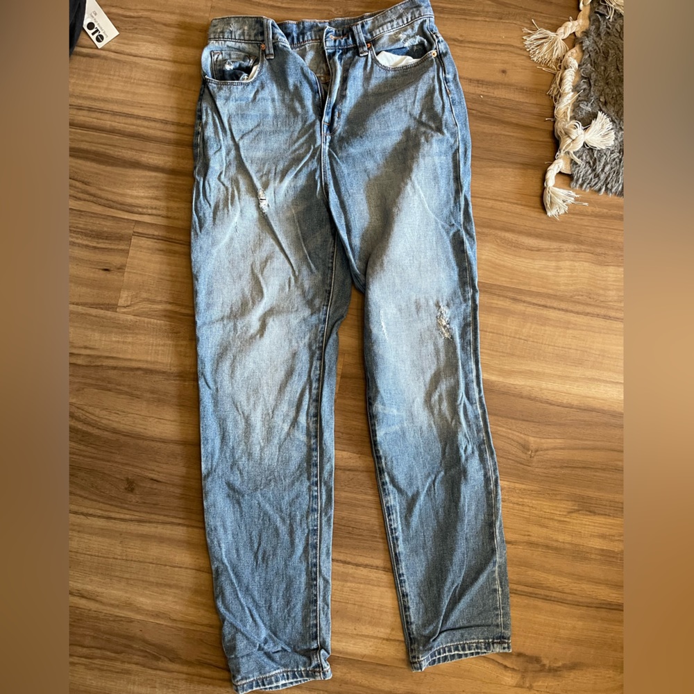 BDG straight leg with minor distressing detailing